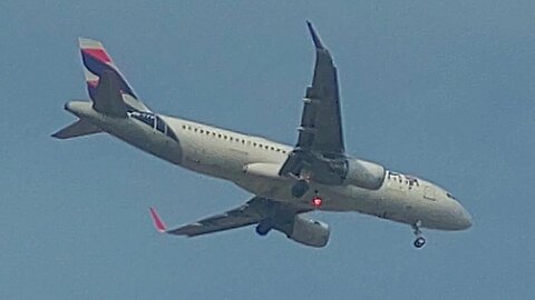 Airbus A320 PR-TYO coming from Brasília and Airbus A320 PR-MYH coming from Guarulhos to Fortaleza