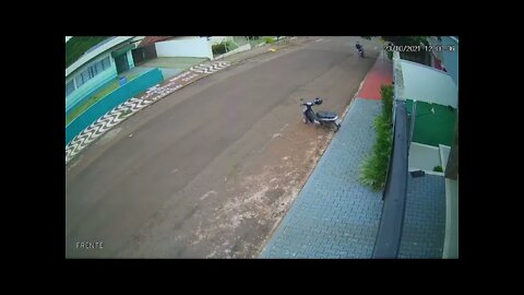 Câmera de Segurança Flagra Homem Furtando Capacete em Nova Cantu