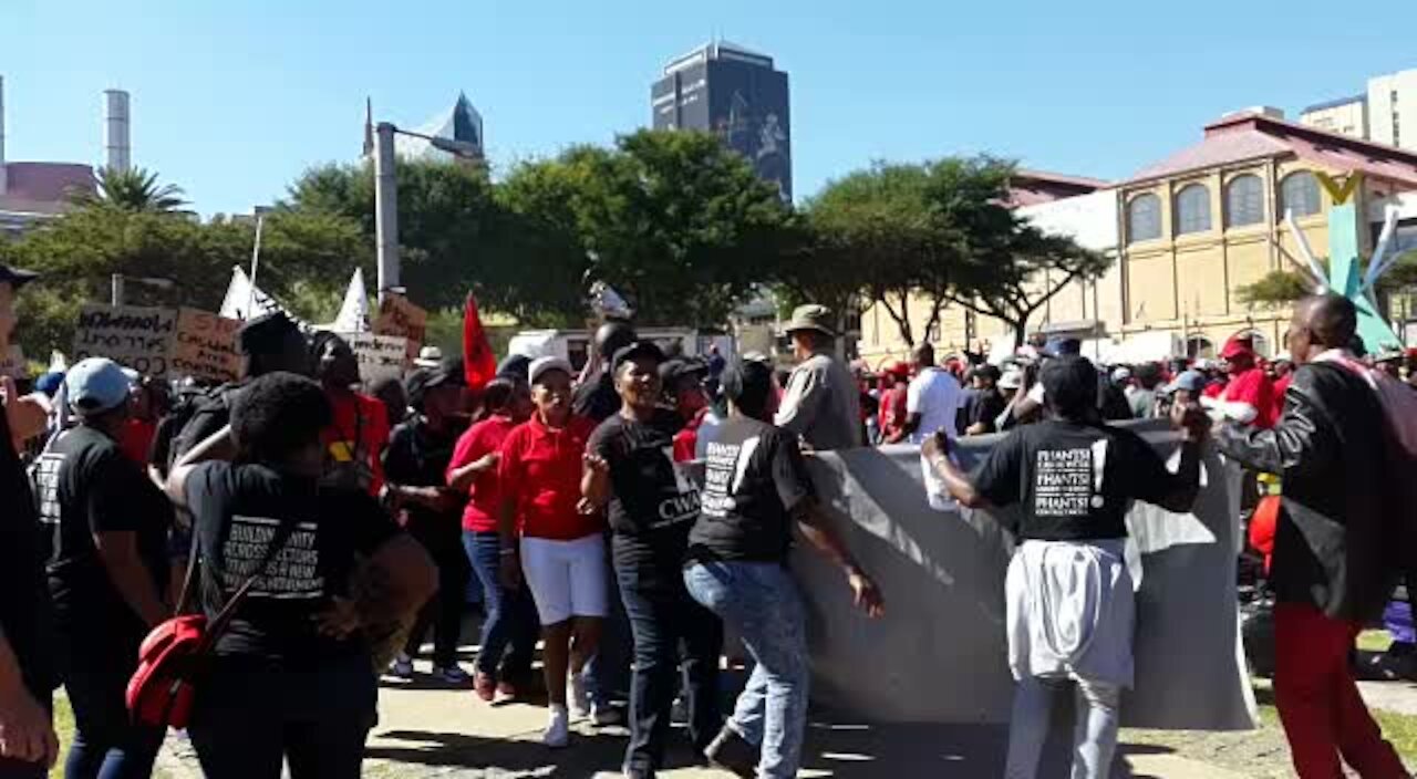 Protesters at Saftu march mock President Ramaphosa (qJ4)