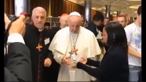 BERGOGLIO CON VESCOVI E CARDINALI CHE PORTANO LA CROCE ARCOBALENO PER I DIRITTI LGBT!! NELLA BIBBIA C'è SCRITTO CHIARAMENTE CHE GLI EFFEMINATI ANDRANNO TUTTI NELLO STAGNO DI FUOCO E DI ZOLFO