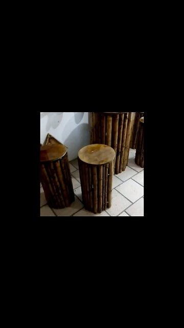bancos de bambu e mesa pra lazer