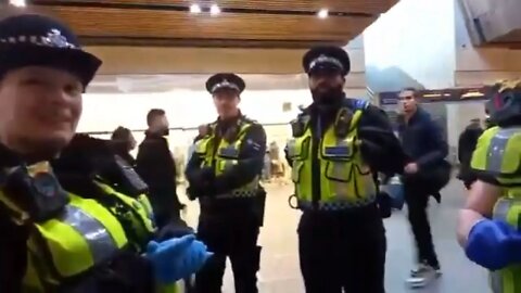 Police ask me why i do filming at london bridge station 👮👮👮👮👮👮👮👮👮👮 #metpolice