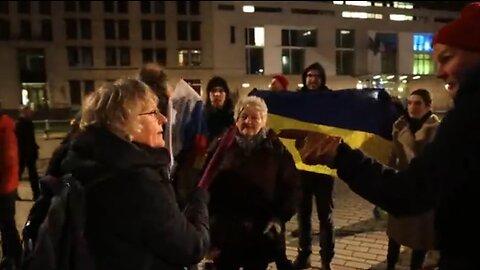 Berlin: Ukro supporters harassing anti-war protesters
