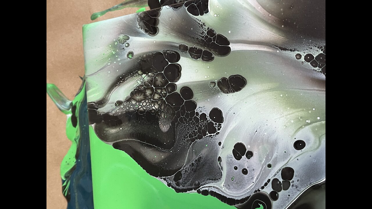 Breathtaking Monochromatic #dutchpour ~ #nosilicone ~ #green #blackandwhite ~ #acrylicpouring