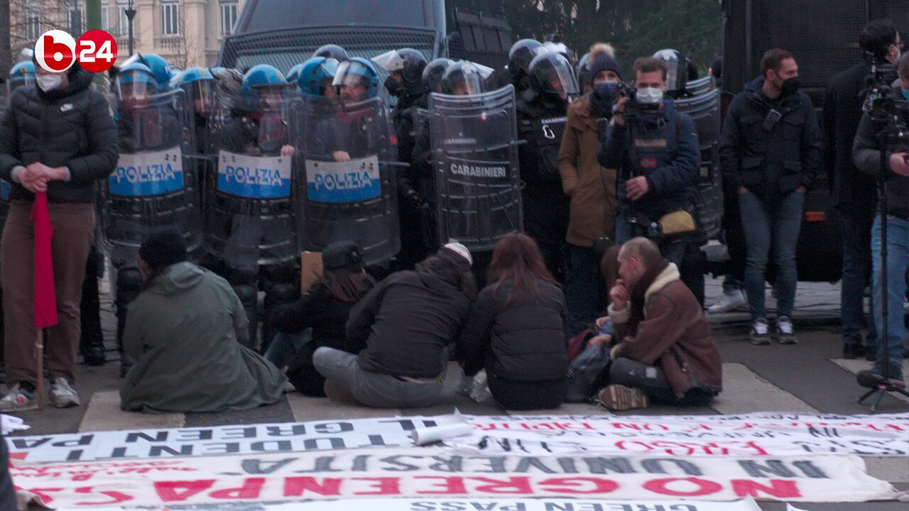 : MANIFESTAZIONE STUDENTI CONTRO GREEN PASS: BLOCCATI E CIRCONDATI DALLA POLIZIA