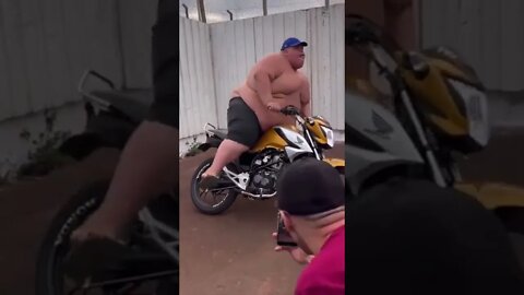 Coitada da motocicleta 🤣🤣🤣