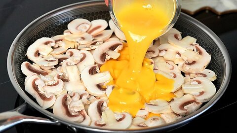Delicious and very satisfying omelette with mushrooms in a pan! 😋