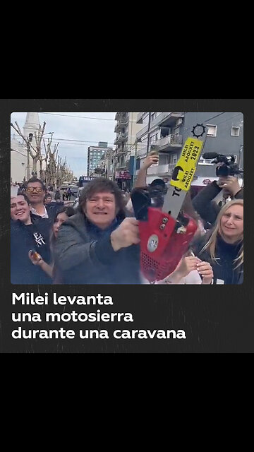 Milei blande una motosierra encendida durante una caravana