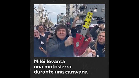 Milei blande una motosierra encendida durante una caravana