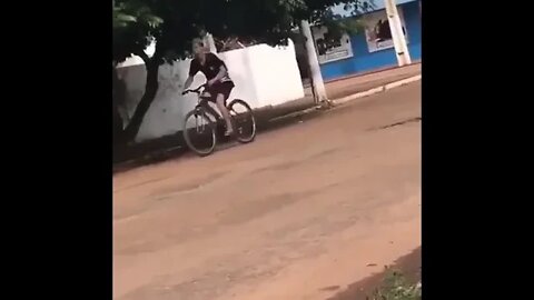 [ MEME ] NO MEIO DO CAMINHO TINHA UM POSTE [ BIKE VS POSTE ]