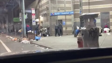 Un chauffeur de taxi new-yorkais conduit dans Manhattan la nuit.💩💩💩