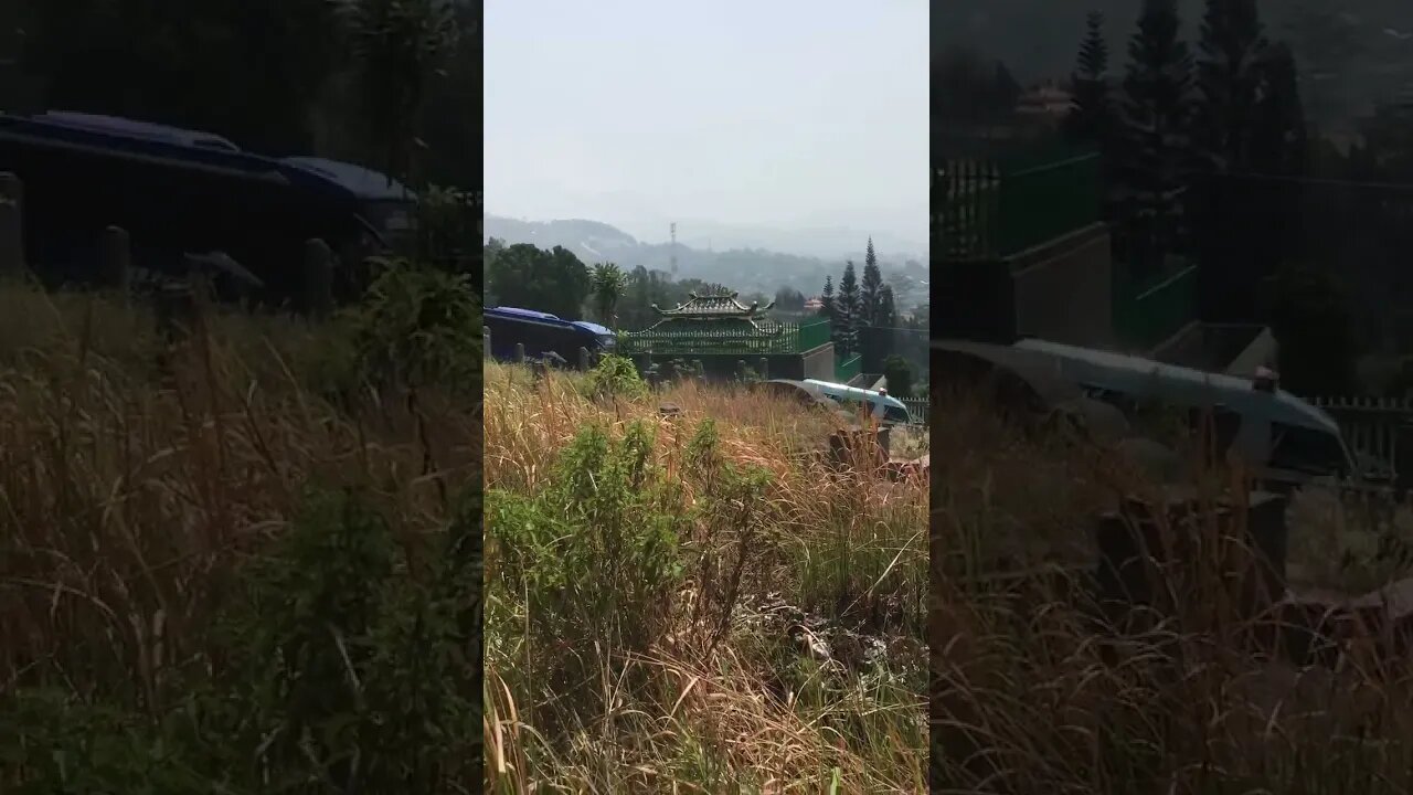 rombongan mobil zenajah menuju tempat kremasi
