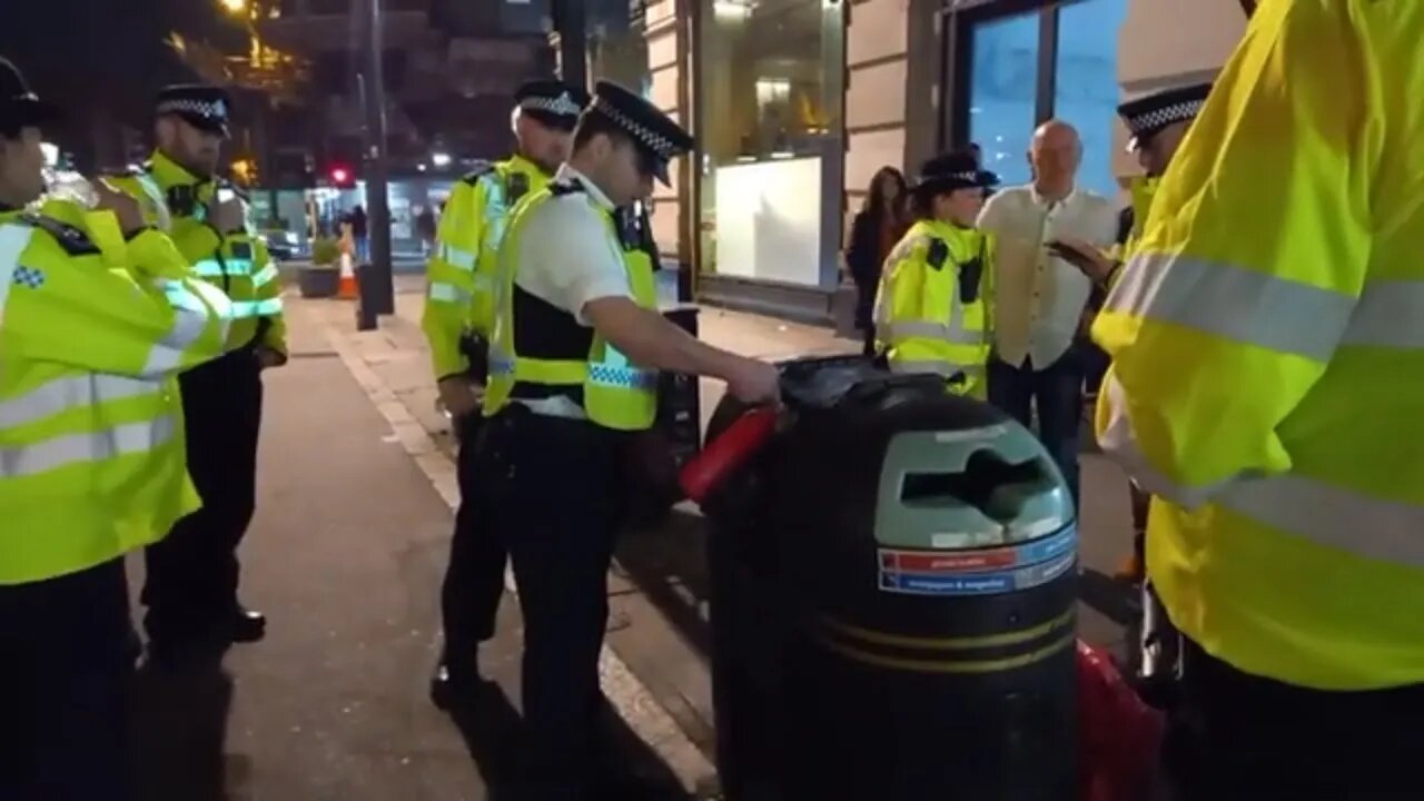 Police officer puts out a fire in a bin #metpolice 17 April 2022