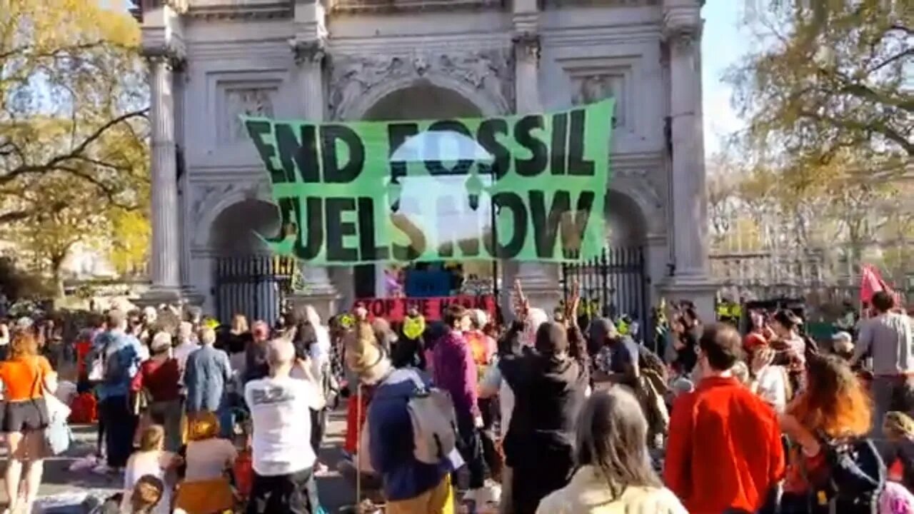 protester hang huge banner over marble arch #protest 16 April 2022