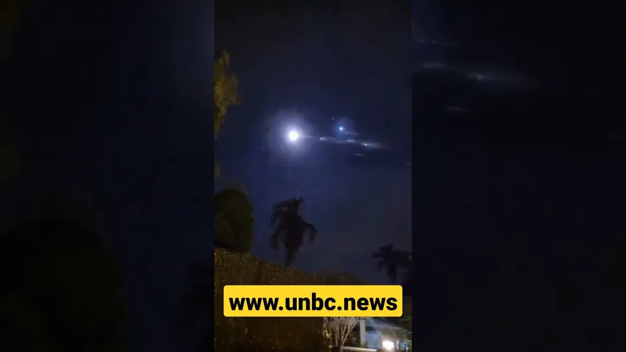 GRABAN EL MOMENTO QUE EL COHETE CHINO CAE SOBRE LOS CIELOS DE Malaysia