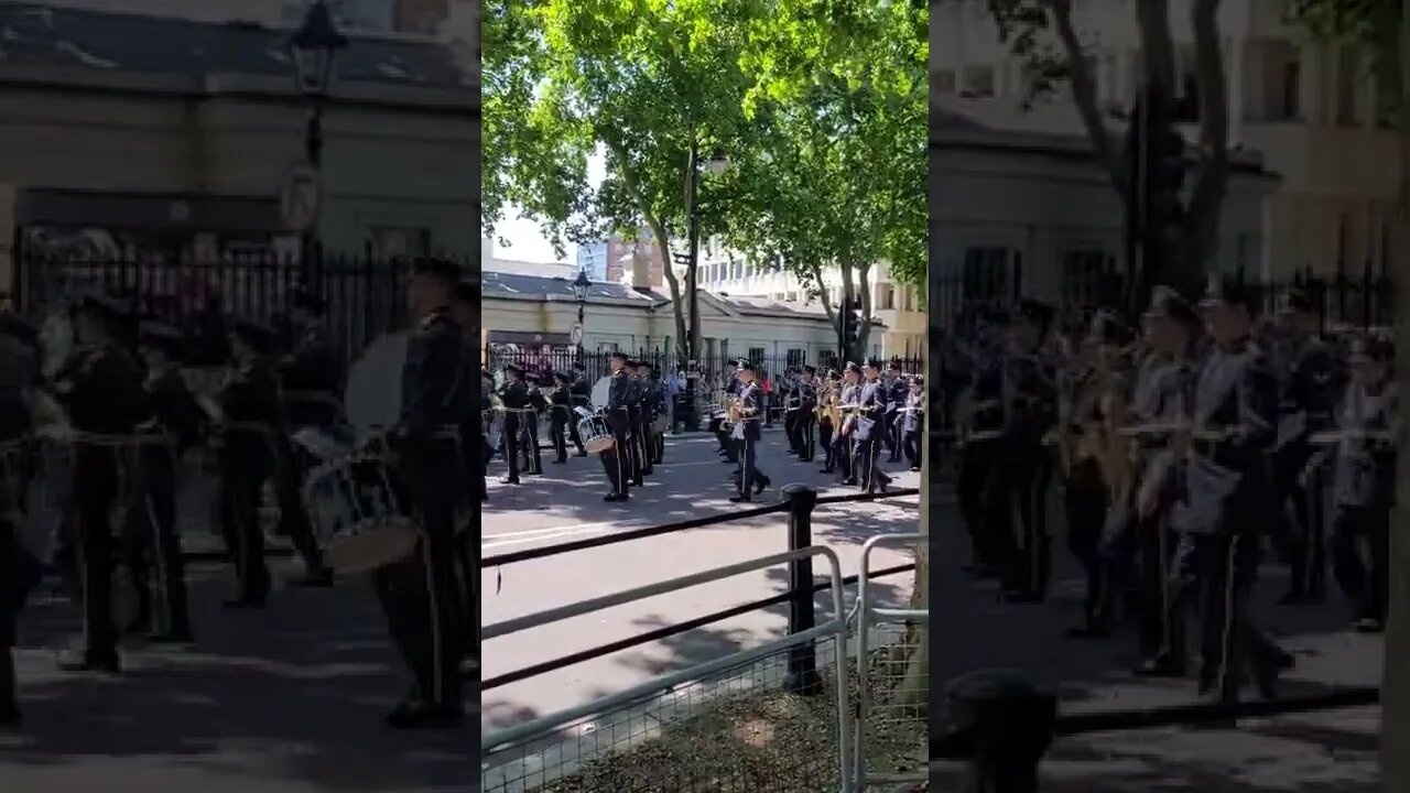 the changing of the guards returning to the barracks #buckinghampalace