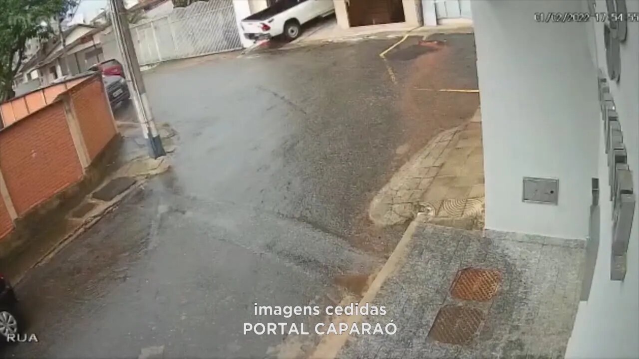 Manhuaçu: câmera flagra idoso sendo roubado enquanto entrava na garagem de prédio