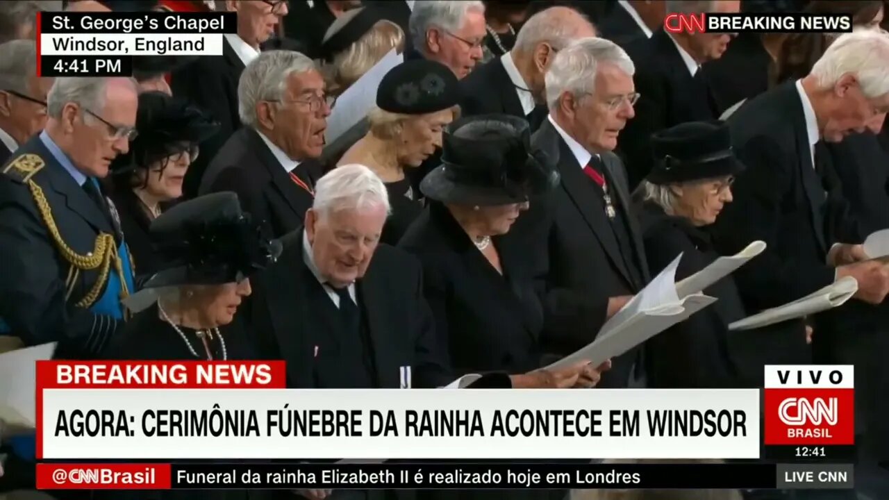 Veja o momento da retirada do cetro, da coroa e da quebra do bastão em Windsor | @SHORTS CNN