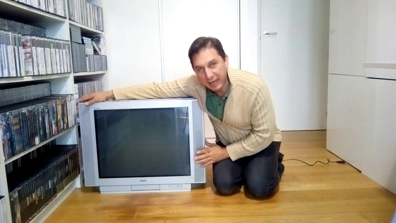 Caçada Gamer 84 - Achei Mais uma Tevê no Lixo! Será que Funciona? - Vida de Gamer na Espanha