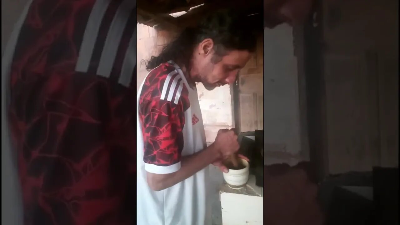 MARIDO PROCESSANDO O AÇAFRÃO DESIDRATADO