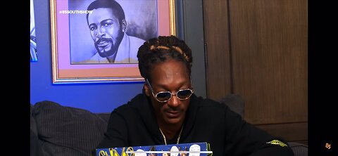 Snoop Dogg smokes in the white house !!!