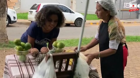 Filha tinha vergonha da mãe e destroi toda rua barraca de feira em um ataque de furia