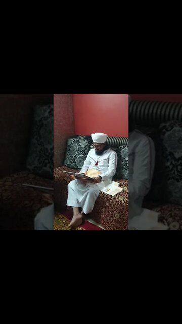 India's famous cleric Mufti Suleiman Azhari kisses the picture of Babaji Noorullah Marqada