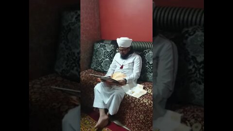 India's famous cleric Mufti Suleiman Azhari kisses the picture of Babaji Noorullah Marqada