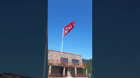 BAYRAĞIMIZ NE GÜZEL DALGALANIYOR.