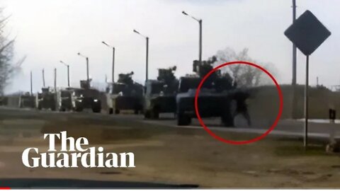 Video shows Ukrainian tank man tryign to block Russian