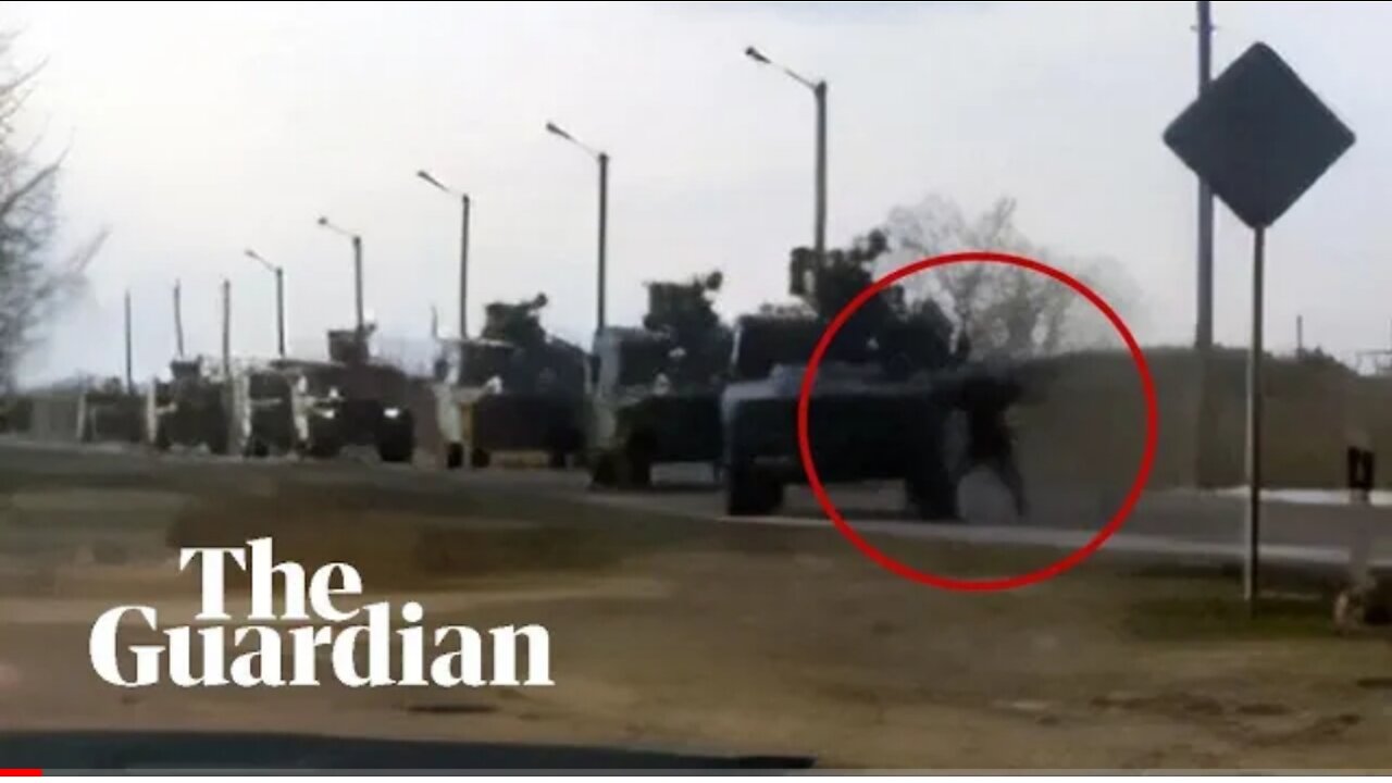 Video shows Ukrainian tank man tryign to block Russian