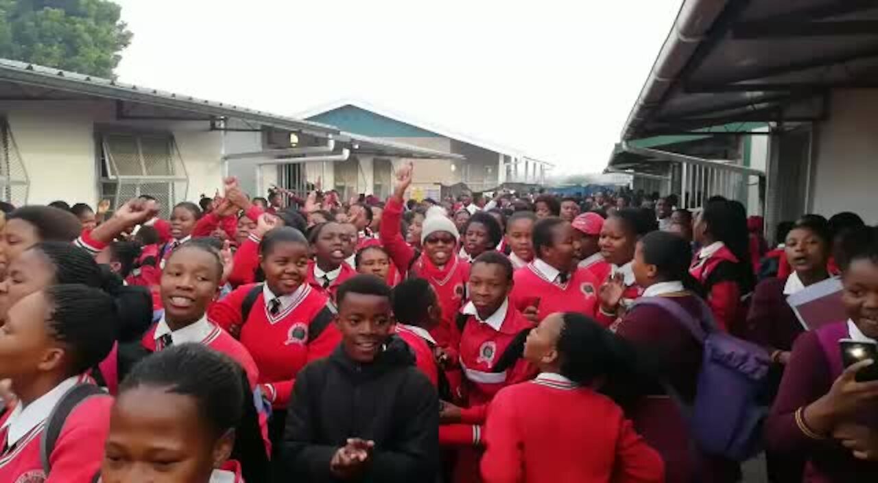 South Africa - Cape Town - Bloekombos closing near schools day 2 Protest (Video) (pUm)