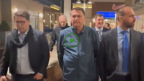 BOLSONARO CAMINHA EM WASHINGTON, COM MÁRIO FRIAS E O FILHO EDUARDO