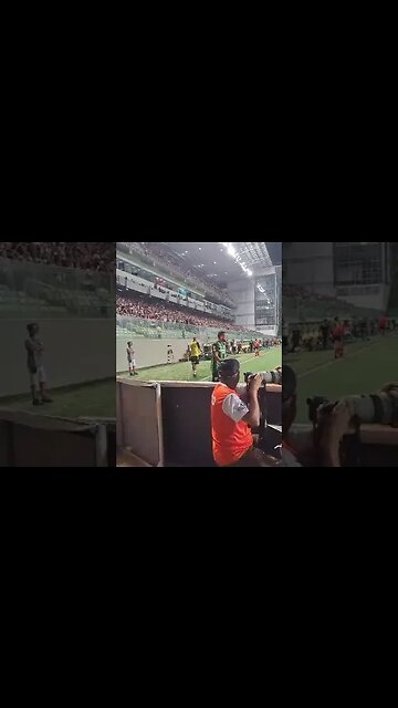 Jogador com raiva quase chutando o notebook do fotógrafo no Independência