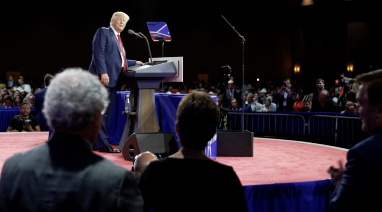 President Trump gives Kari Lake an EPIC Shout-out at CPAC