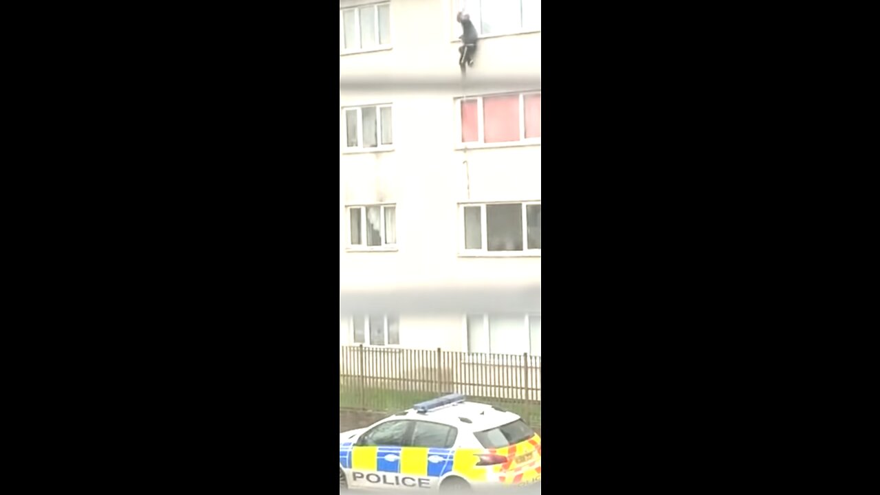 Guy abseils from 3rd floor to escape police