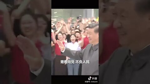 4月25日，北京疫情敏感时期，习近平现身人民大学，穿毛装、不戴口罩、热情与学生挥手互动。现场的小年轻们都是真激动吧，找不到那么多演员吧？