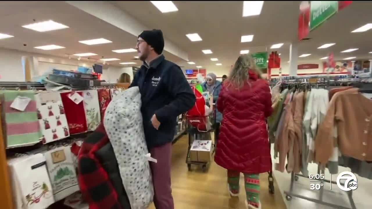Last-minute holiday shoppers scramble before Christmas and this week's blizzard