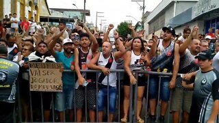 Manaus pela tarde: Torcida do Vasco cantando alto no hotel do Vasco