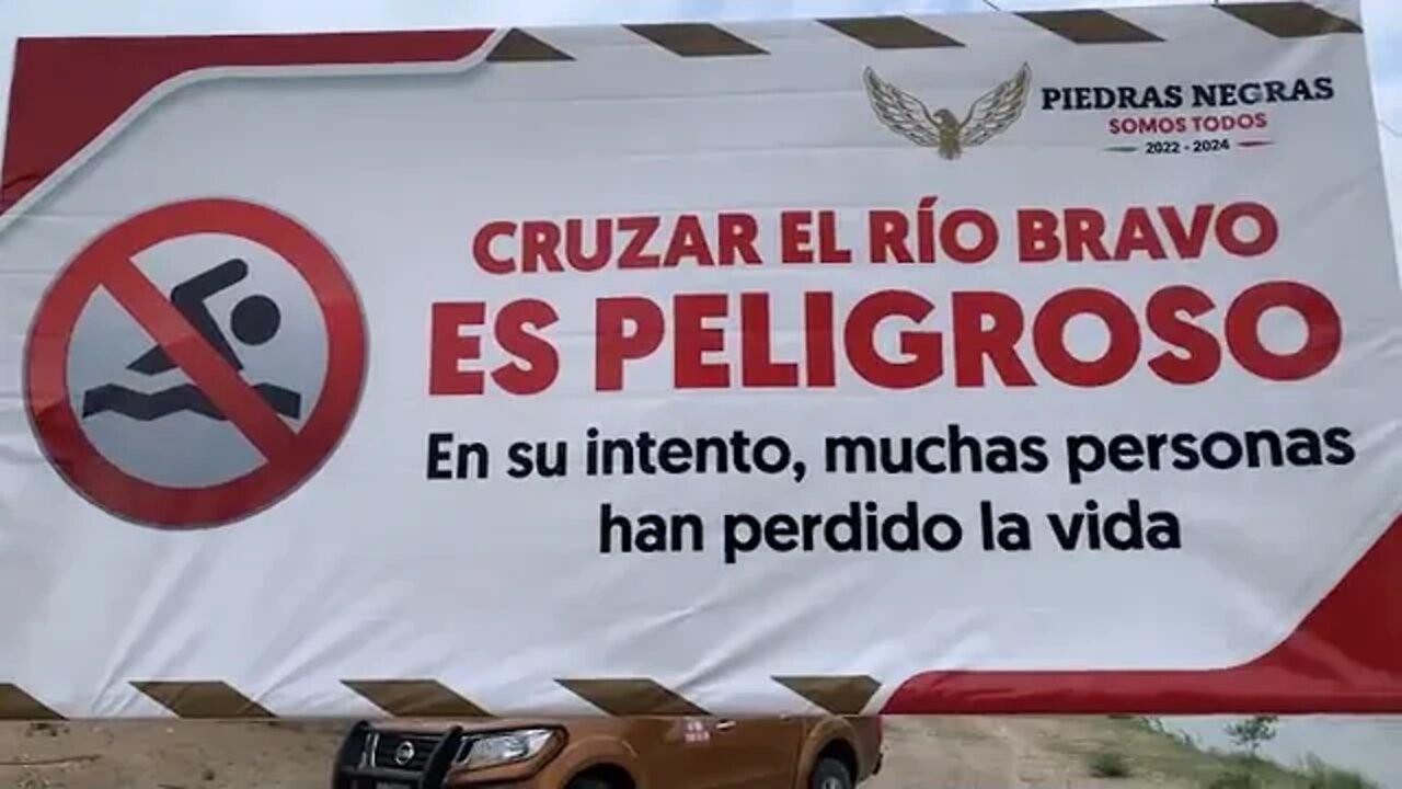 Piedras Negras coloca señalamientos de peligro del cruce del río Bravo a migrantes