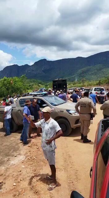 População se junta à polícia e retira invasores do MST de terras invadidas na Bahia