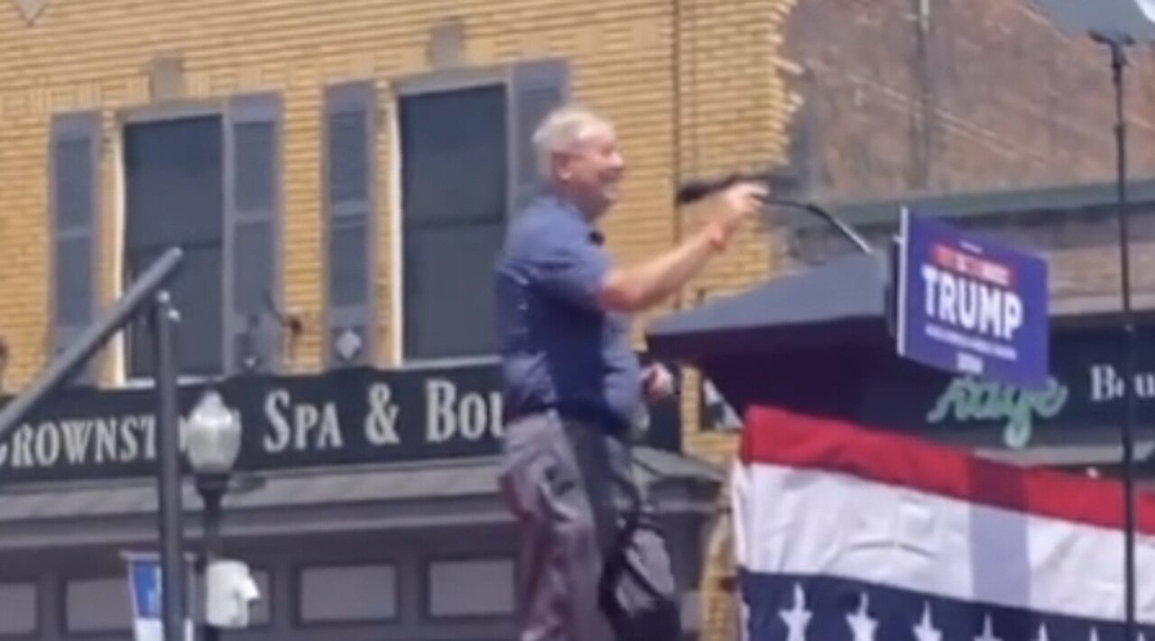 Lindsay Graham Gets Booed For 6 Minutes [LOL!!!]