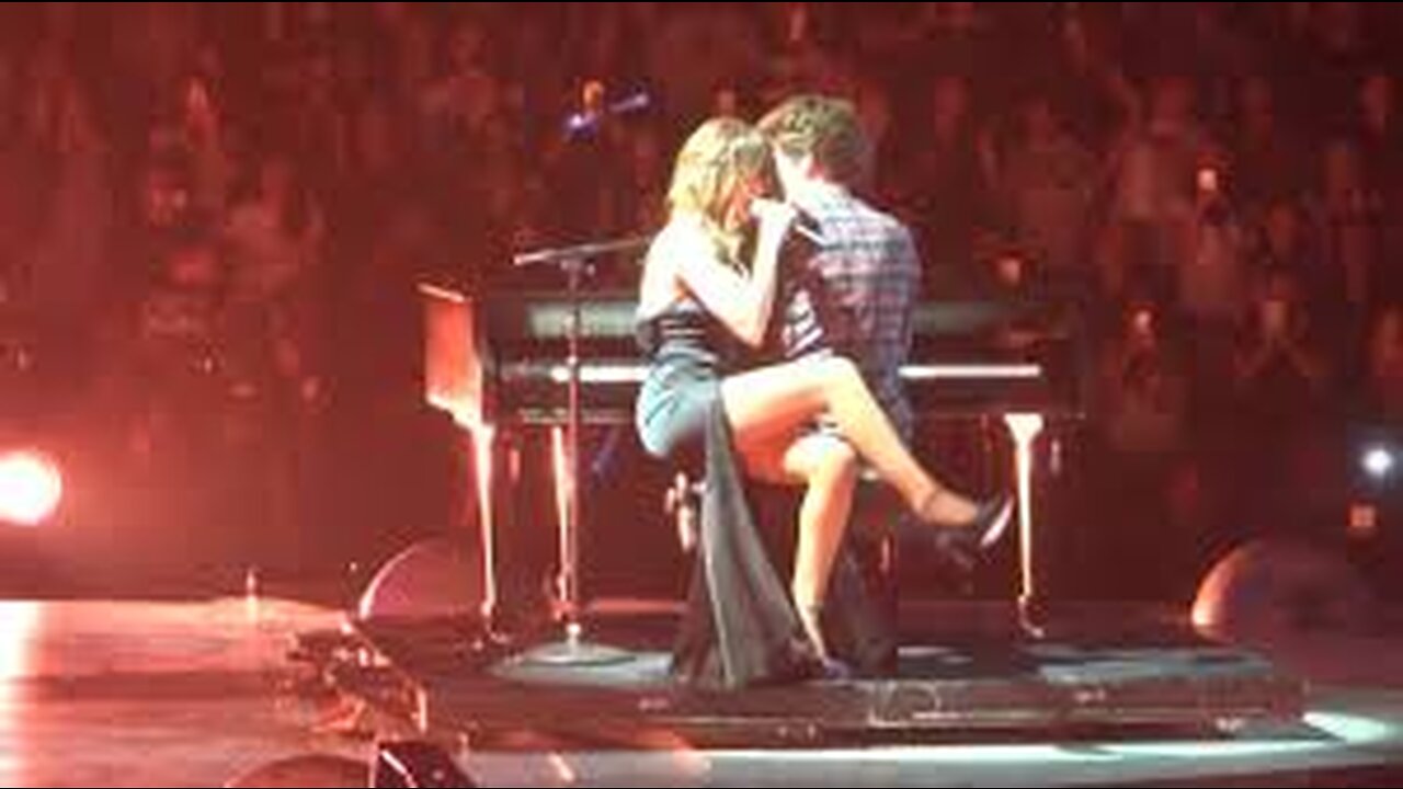 Charlie Puth & Selena Gomez - We Don't Talk Anymore [Official Live Performance]