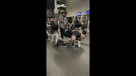 The fastest 455lbs bench press you’ll ever see.