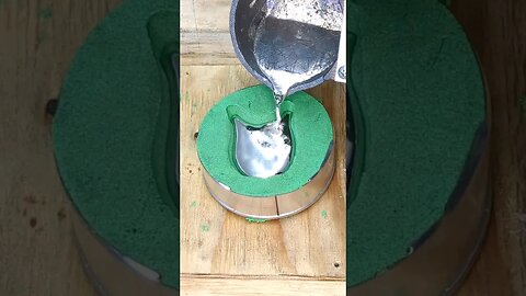 Pouring Molten Metal on Kinetic Sand #shorts #shortsfeed #kineticsand