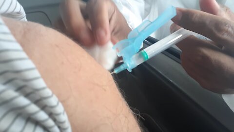 Meu pai recebeu a primeira dose da Astrazeneca contra a Covid-19 hoje, 05032021