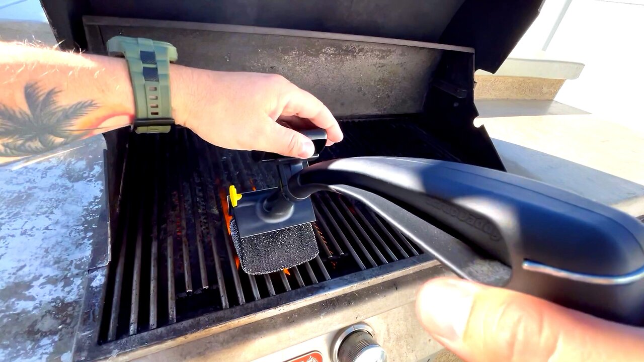 Clean your grill like a pro with the BBQ Daddy Grill Brush! This heavy-duty, rust-resistant cleaner