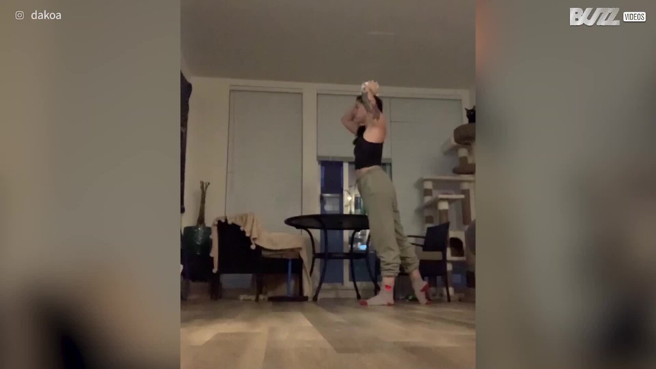 Contorsionniste, elle fait le grand écart pour du papier toilette