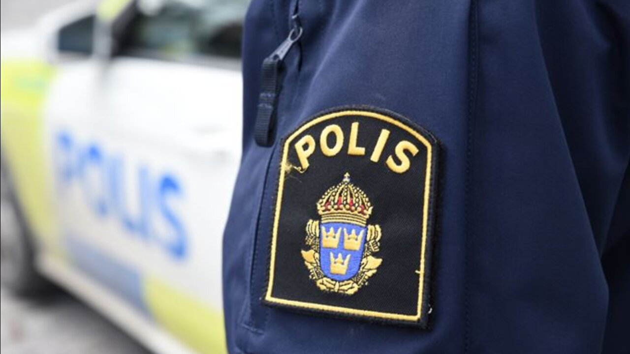 Brutalt polisvåld mot aktivist då de ger en delgivning från Folkdomstolen