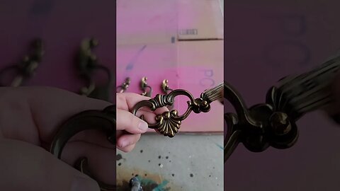 Spray Paint Handles! Quick and cost effective way to update old hardware!